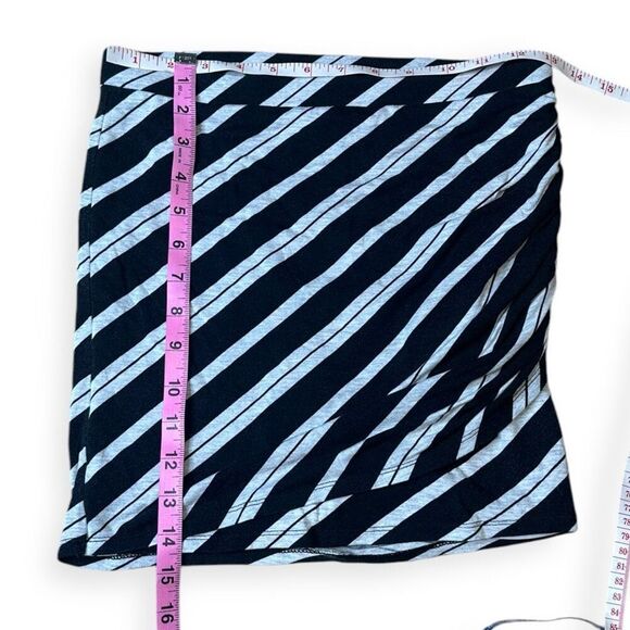 VICTORIA’S SECRET Women’s Black Heathered Gray Diagonal Striped Ruched Mini Skir - Picture 4 of 4